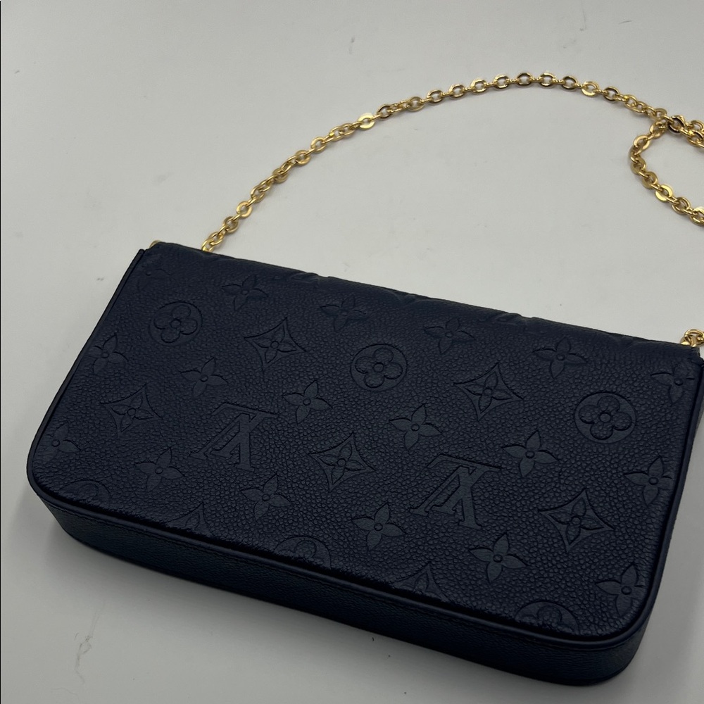 New Louis Vuitton navy blue leather Clutch crossbody Gold Chain - Picture 5 of 13